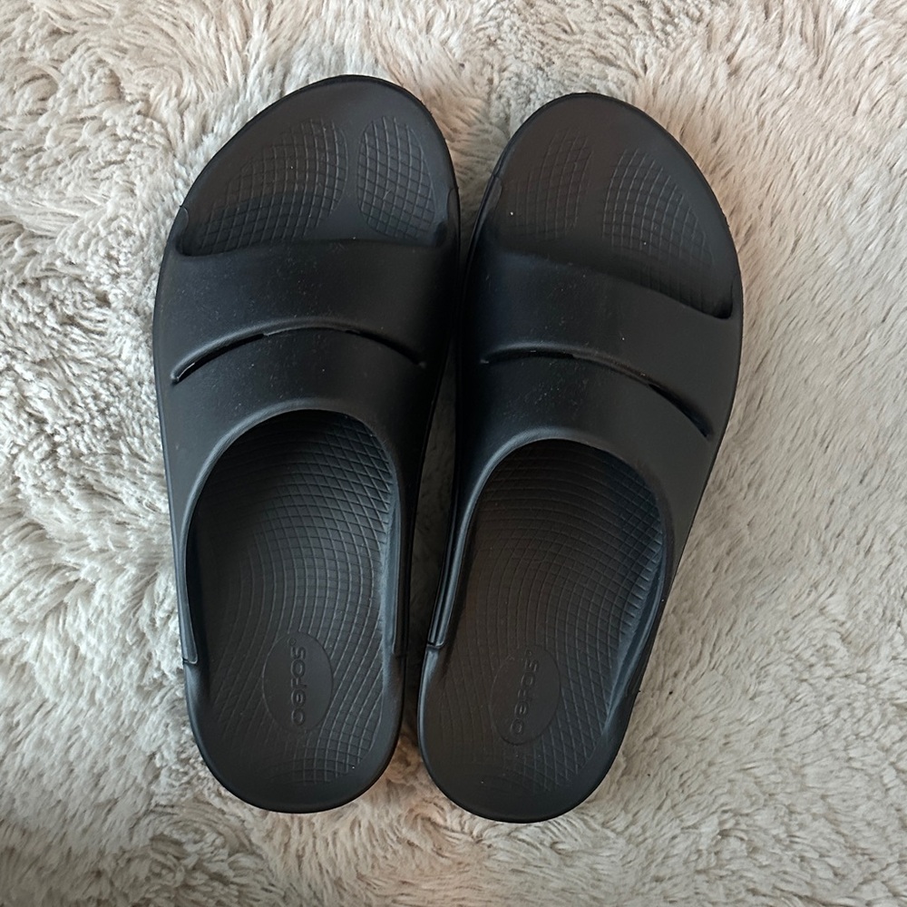 Black OOFOS Slides